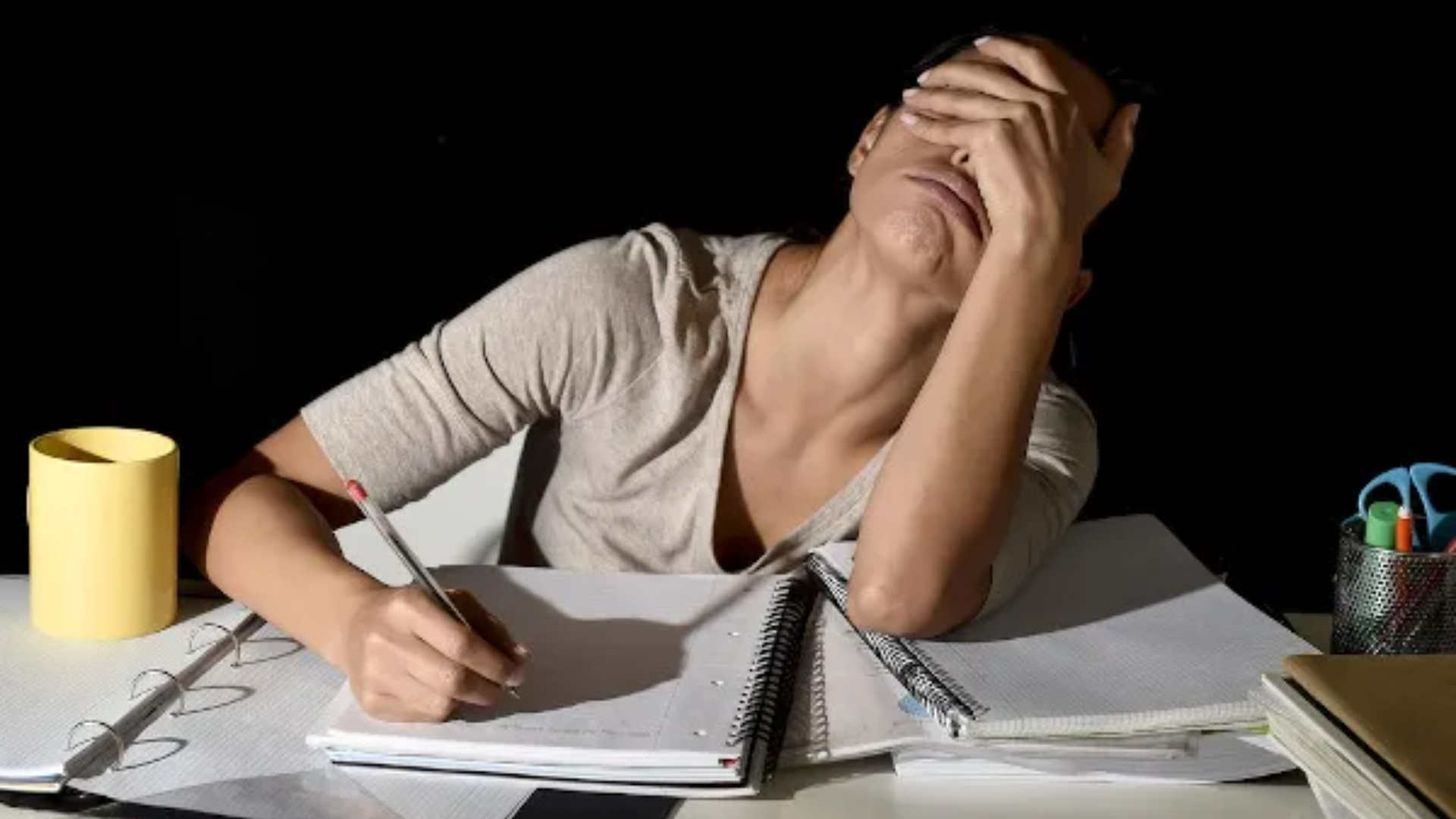 Professora relata assédio moral no ambiente de trabalho / Foto: Freepik 