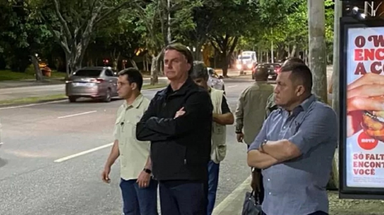 Bolsonaro aparece em ponto de ônibus em registro inusitado.
