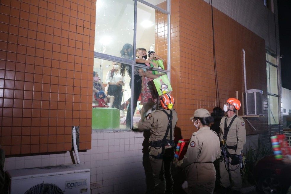 Bombeiros fazem rapel e entregam presentes