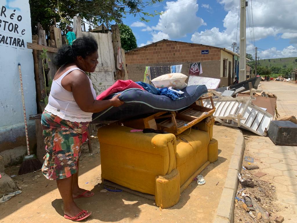 Dona Maria Nascimento contabiliza os prejuízos