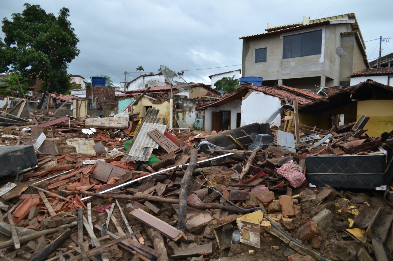 Imóveis destruídos em Itambé