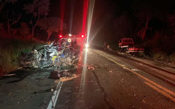 No carro de passeio estavam cinco pessoas. Duas morreram