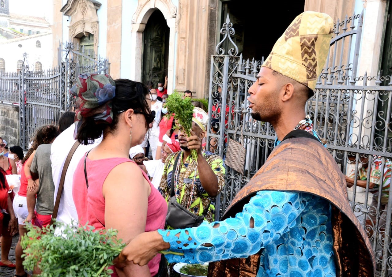 Ritual com banho de folha na frente da Igreja Rosário dos Pretos