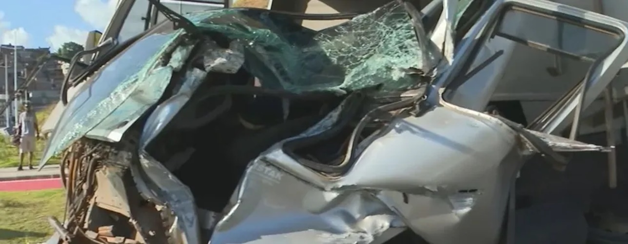 O motorista do caminhão ficou preso às ferragens