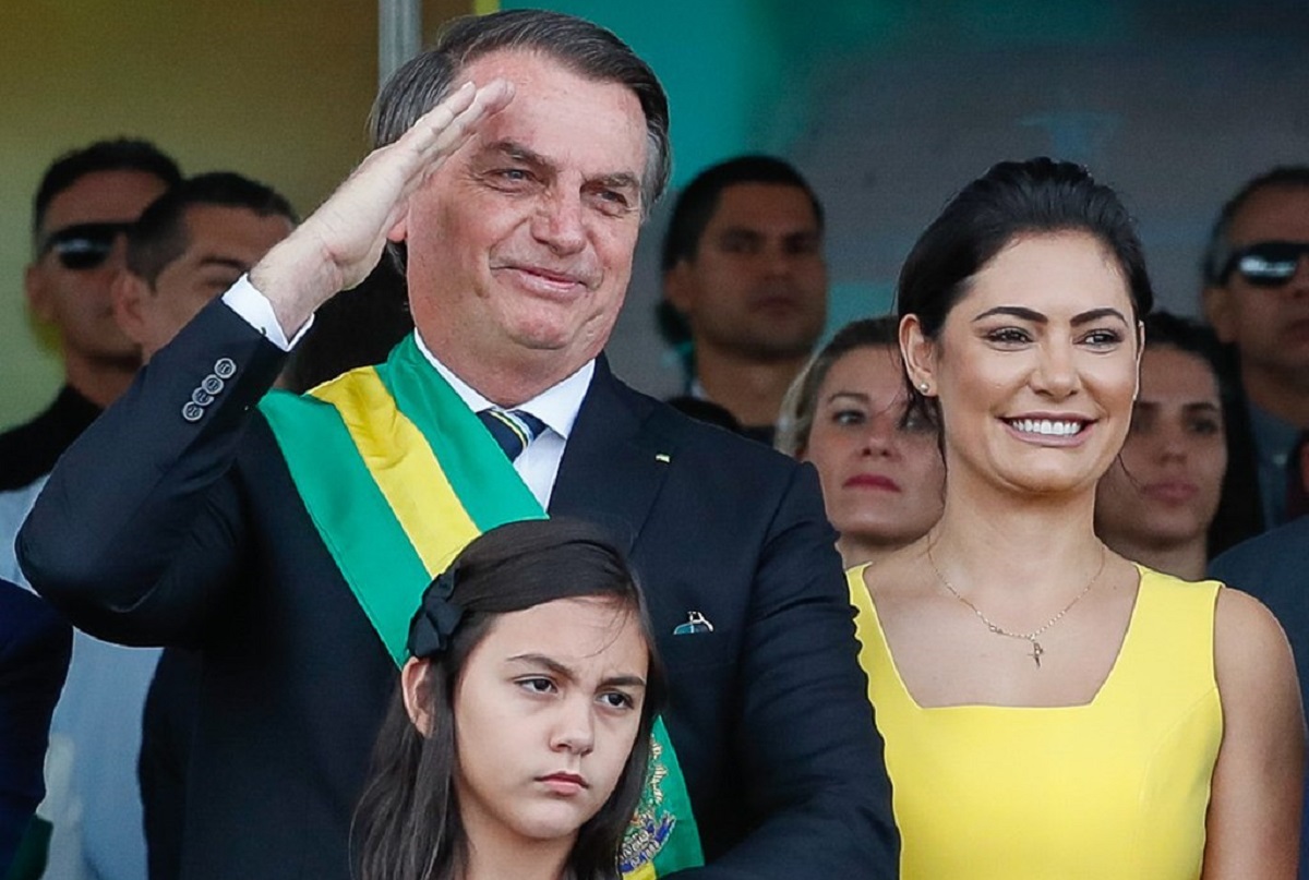 Filha caçula de Bolsonaro vai deixar colégio militar após sofrer