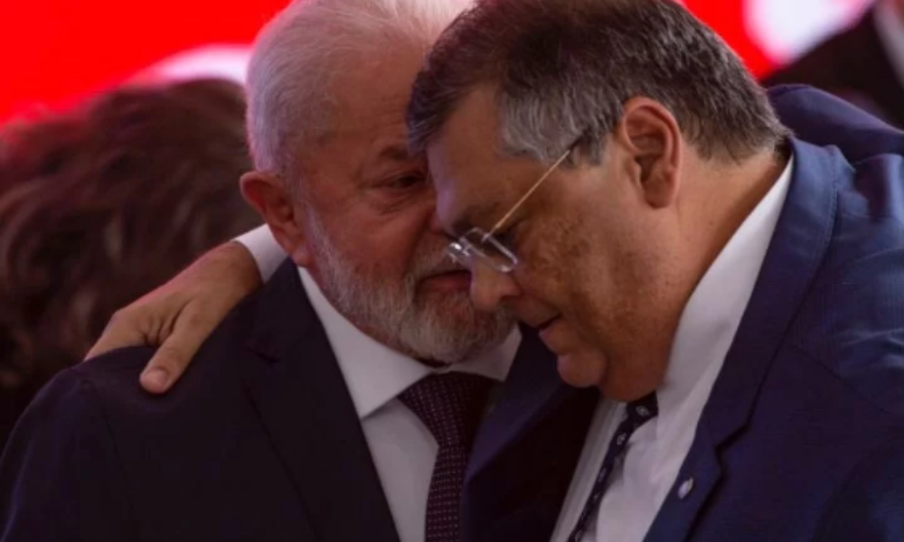 Lula conversando com Flávio Dino