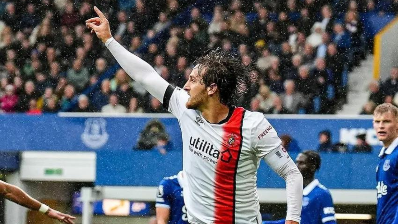 Luton Town, da Inglaterra, atualiza estado de saúde de jogador que sofreu  parada cardíaca em campo