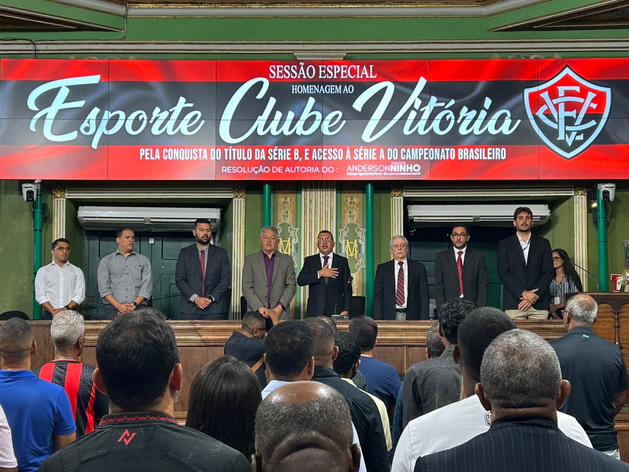 Vitória homenagem