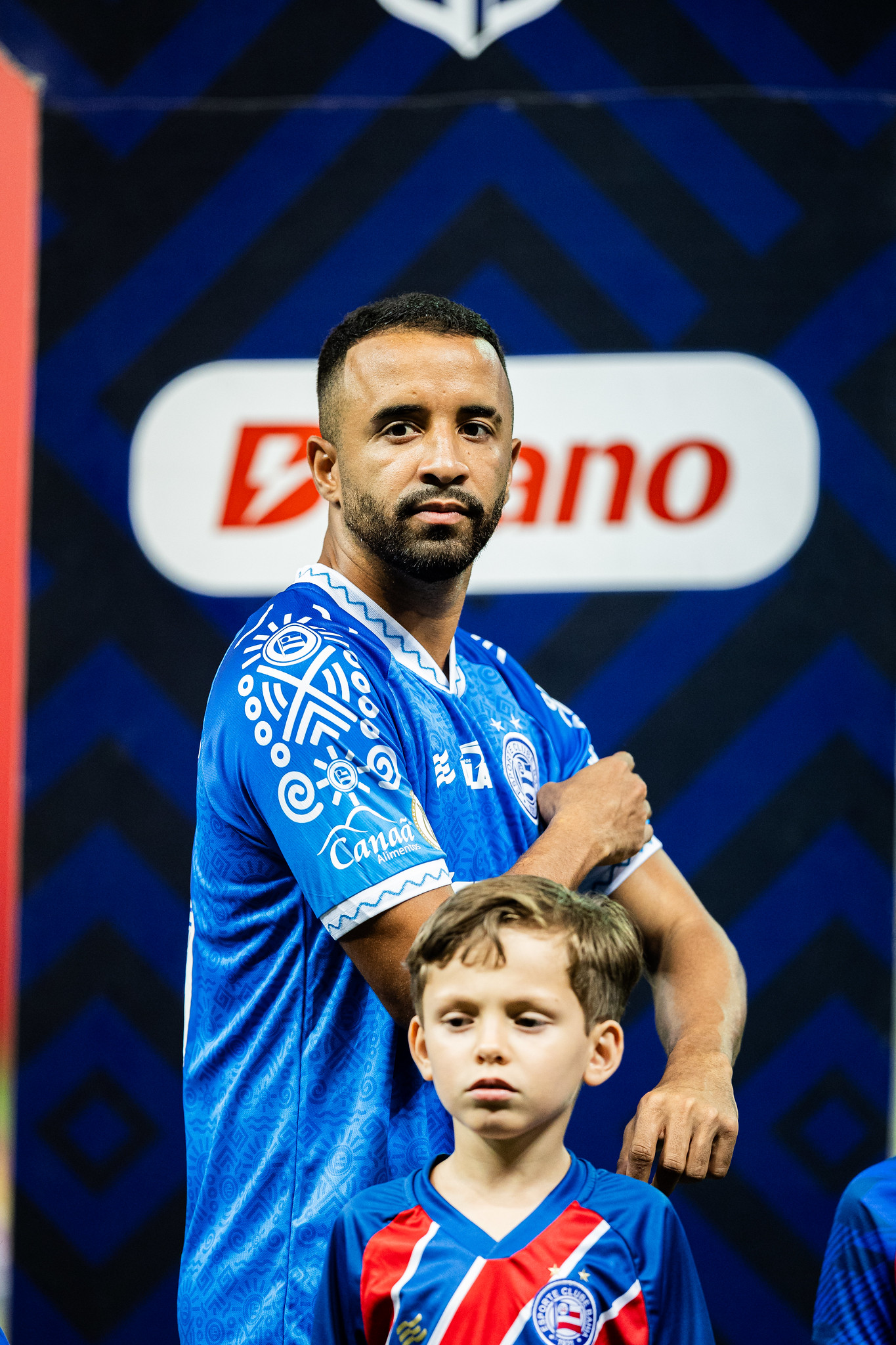 Marca da Canaã Alimentos na manga do uniforme do Bahia