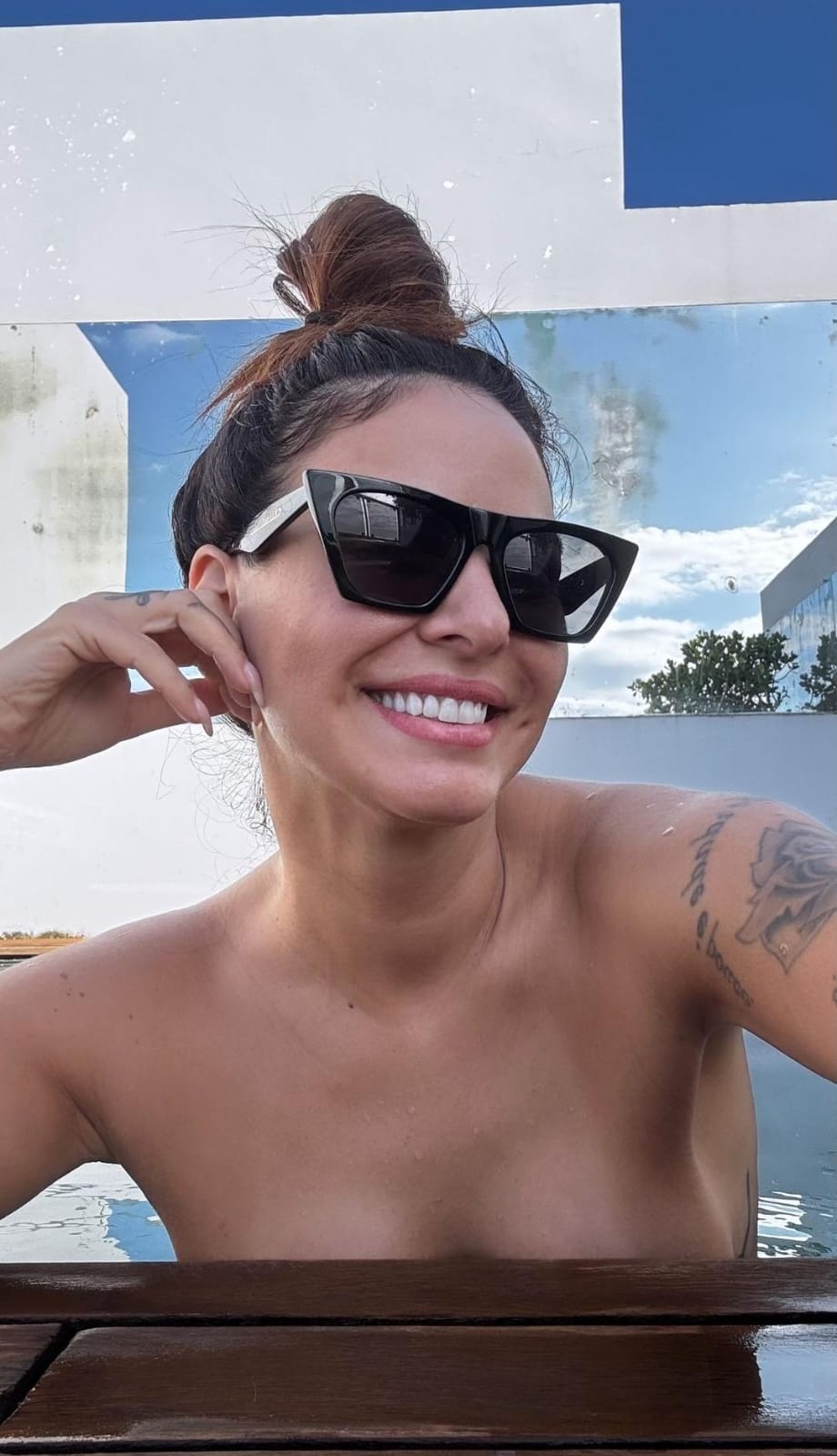 Alinne Rosa fazendo topless em piscina
