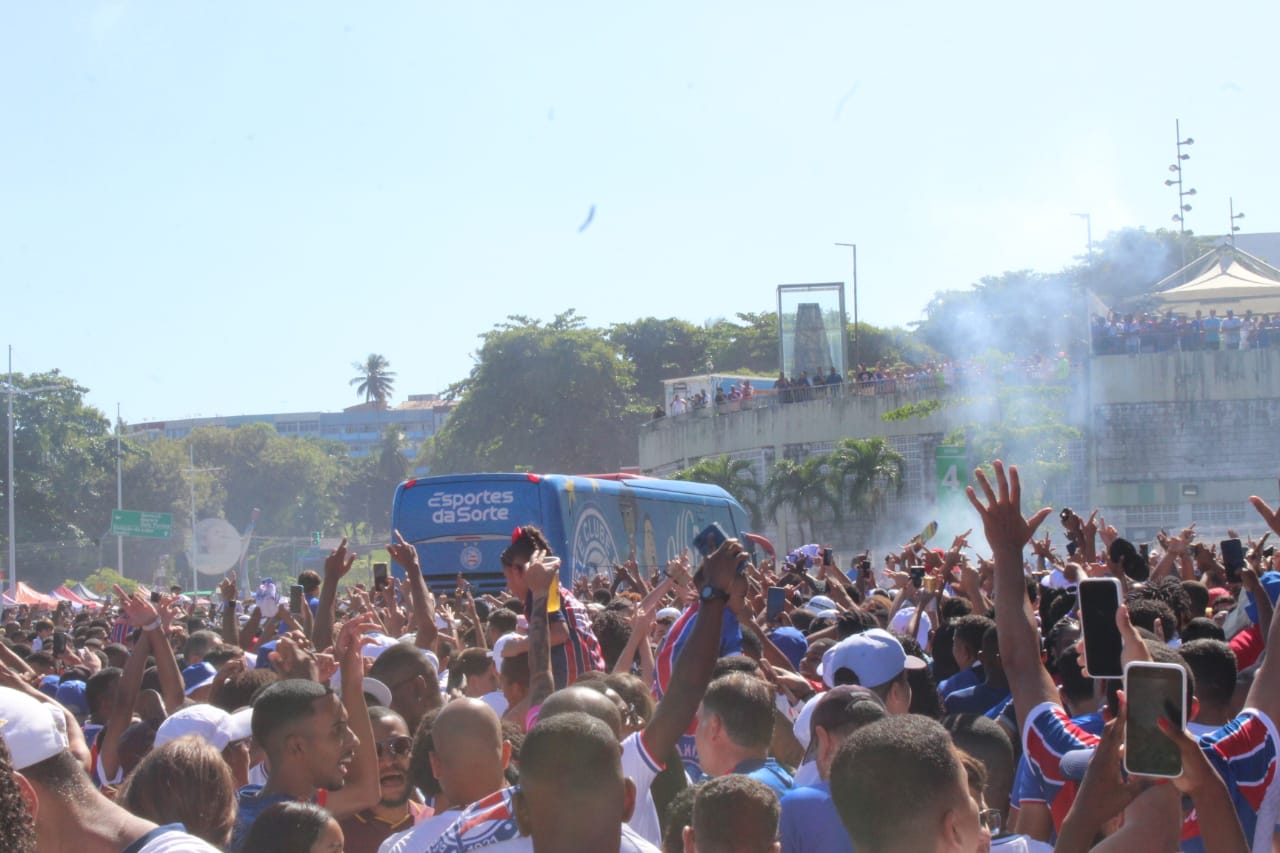 Com hino, empolgação e alegria: torcedores do Bahia recebem ônibus do ...