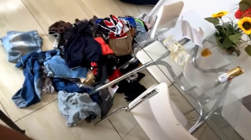Roupas jogadas no chão da casa onde Gleice morreu
