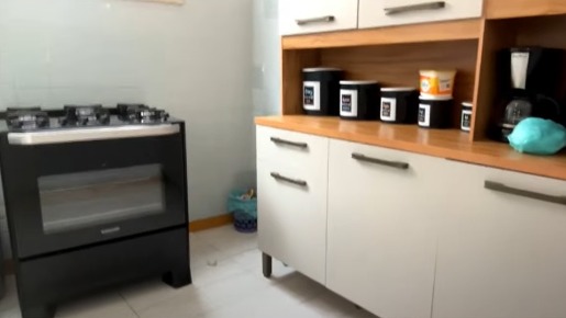 Cozinha com diversos estilhaços de vidros espalhados pelo chão