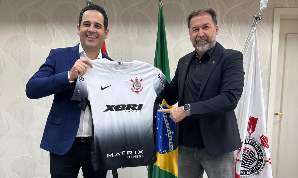 Representantes do SCCP e da XBRI Pneus com camisa com novo patrocinio master para a Copinha - Foto: Divulgação / SCCP