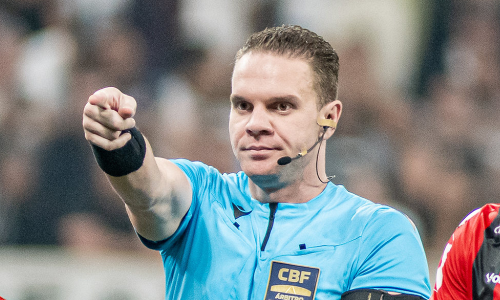 Árbitro Gustavo Ervino Bauermann, que comandará Bahia x Atlético-GO