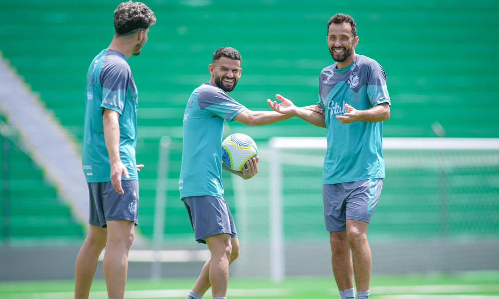 Volante Jadson (ao centro), durante treino do Juventude