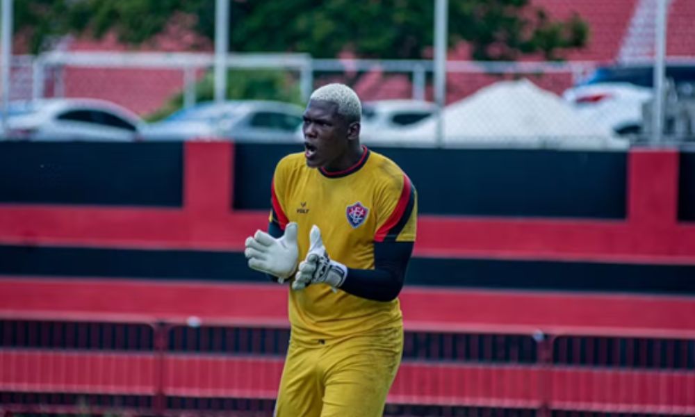 Yuri Sena com a camisa do Vitória - Foto: Victor Ferreira / EC Vitória