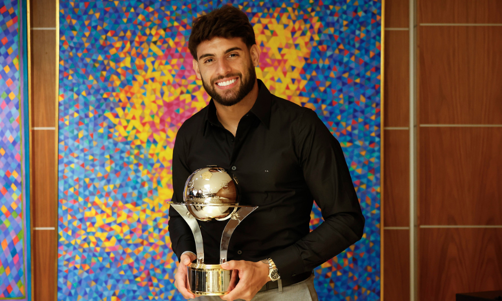 Yuri Alberto com o Troféu Roberto Dinamite