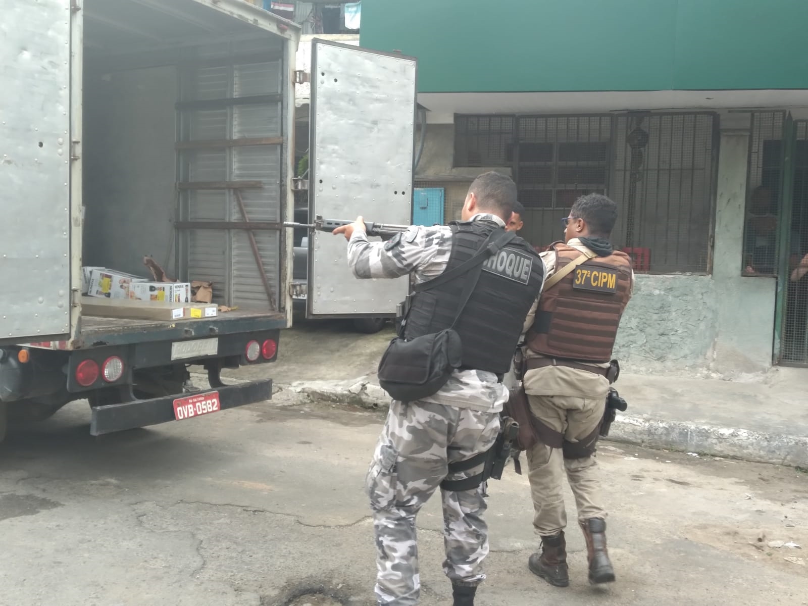 Policiais em operação no IAPI