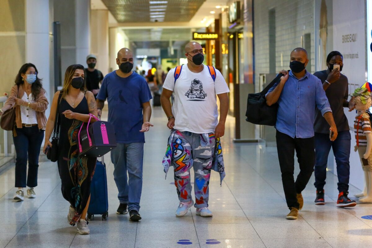 Após desistir do BBB 22, Tiago Abravanel dá sequência de beijo ao reencontrar marido; veja vídeo