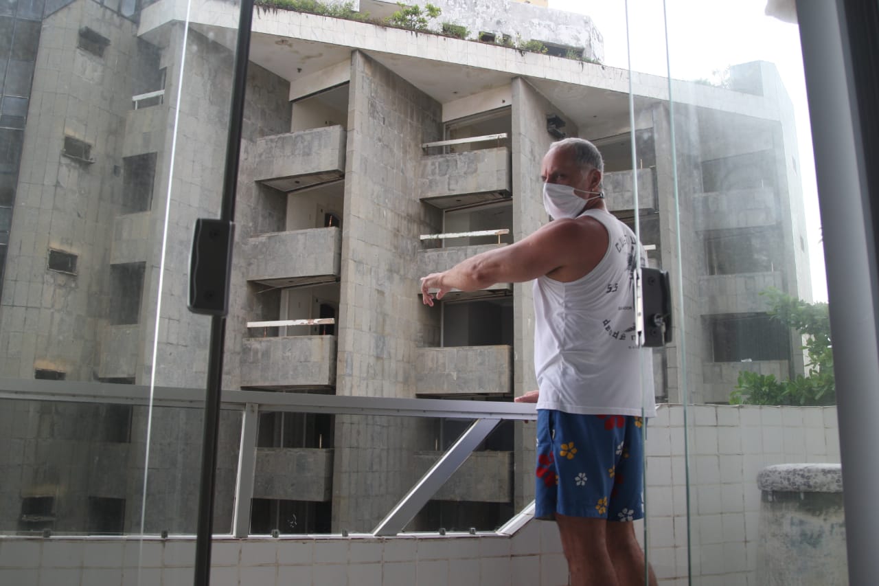 Foto: Joá Souza/ Morador mostra estado que antigo hotel se encontra