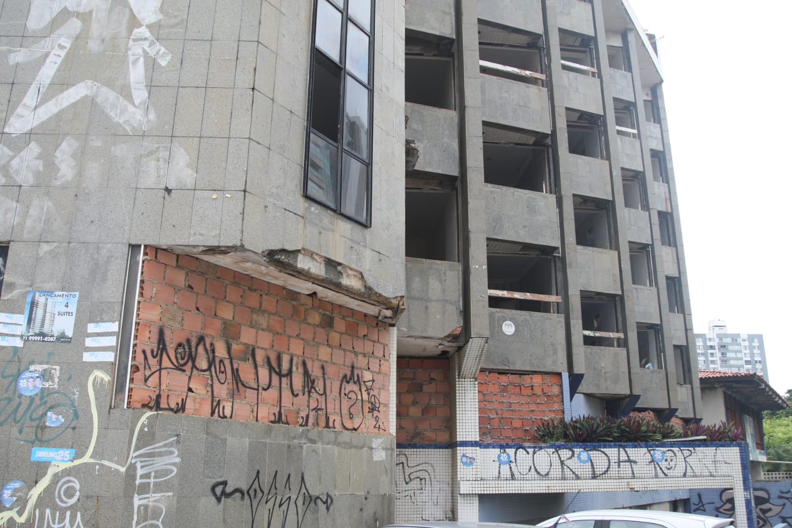 Com duas alas, sete andares e piscina na cobertura, o imóvel deixou de abrigar hóspedes em 2014