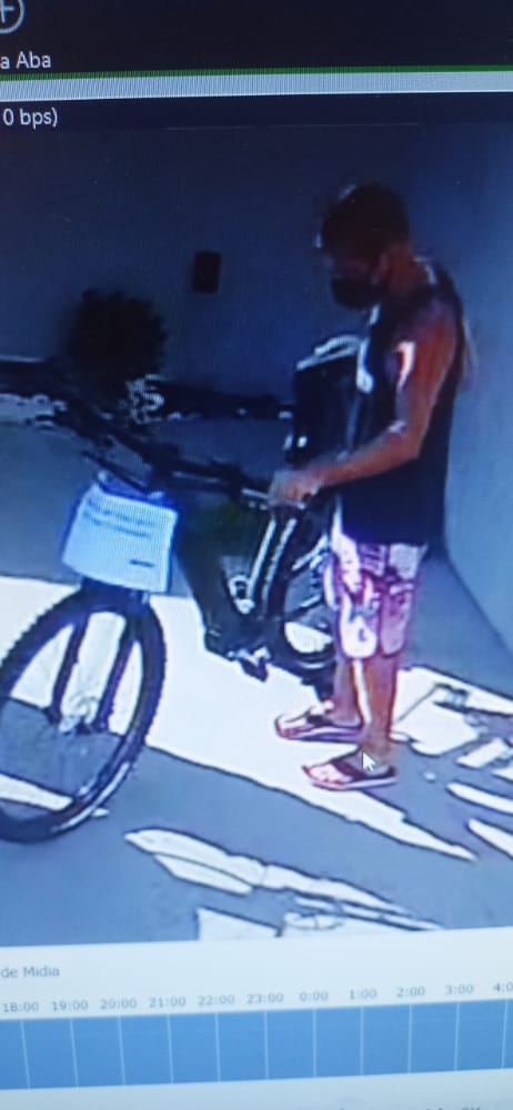 Homem rouba bicicleta