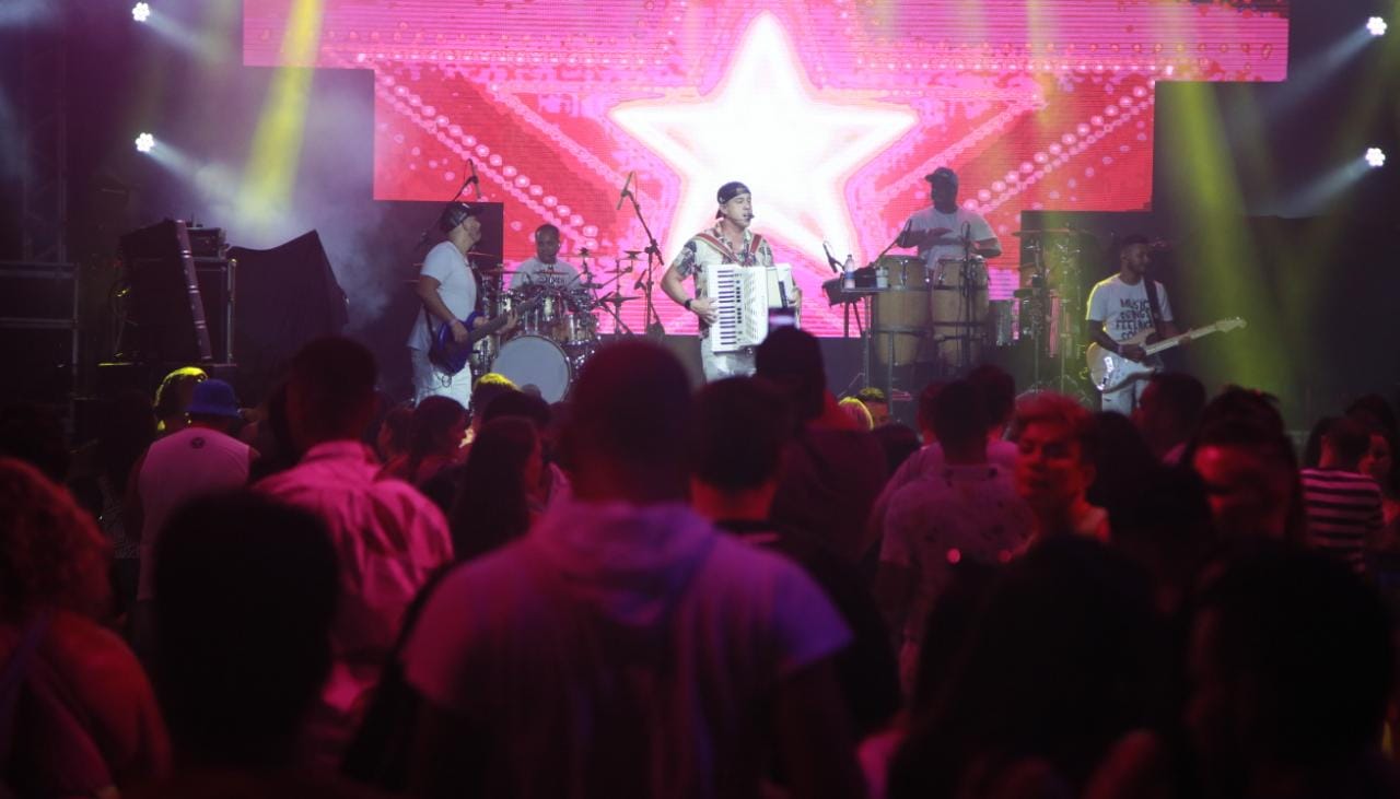 Bnews · El Baile de Carnaval del Club Español trae a Pedro Sampaio a Salvador