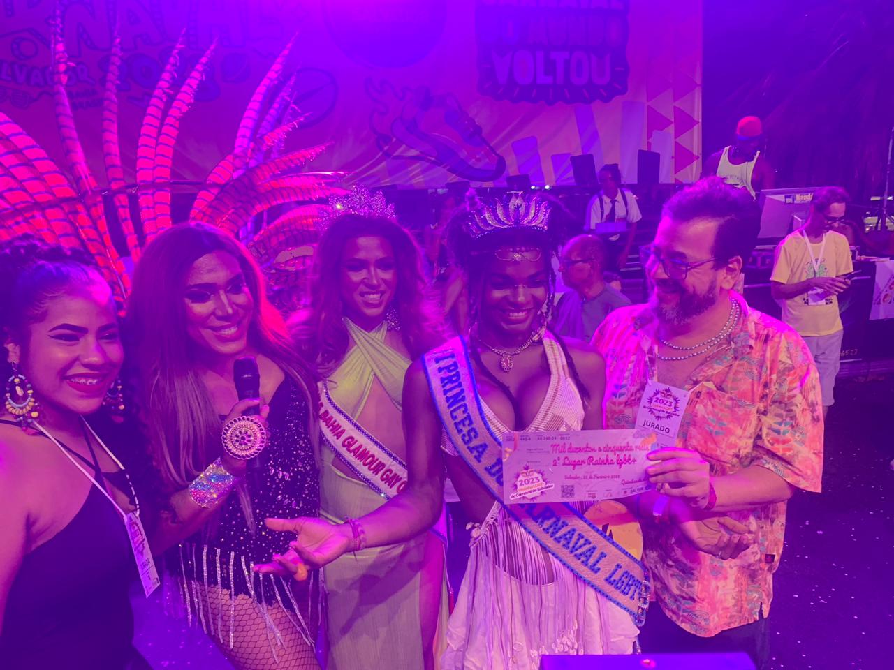 Participante recependo premiação 