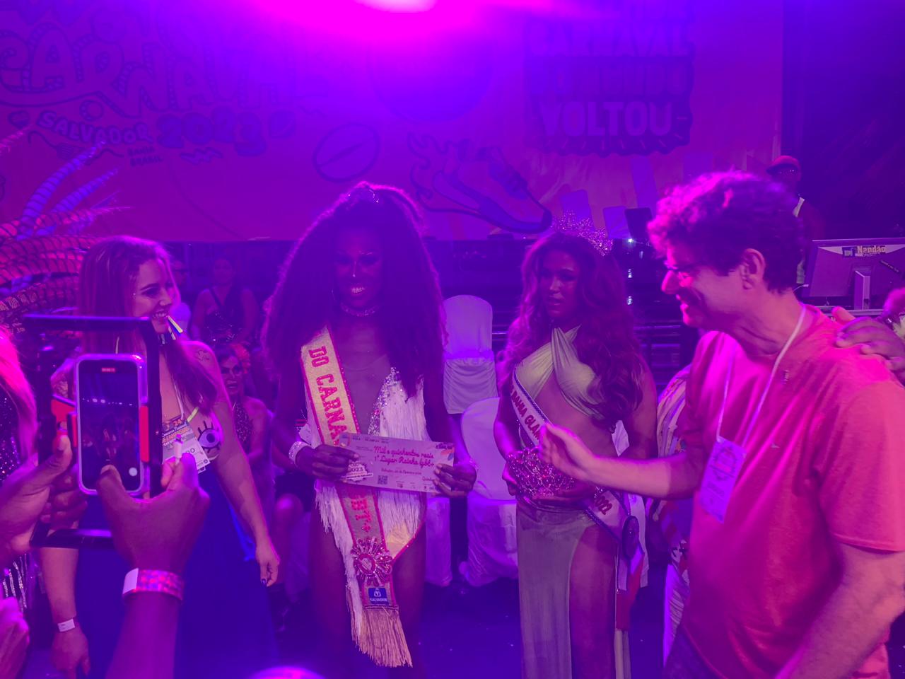 Participante recependo premiação 