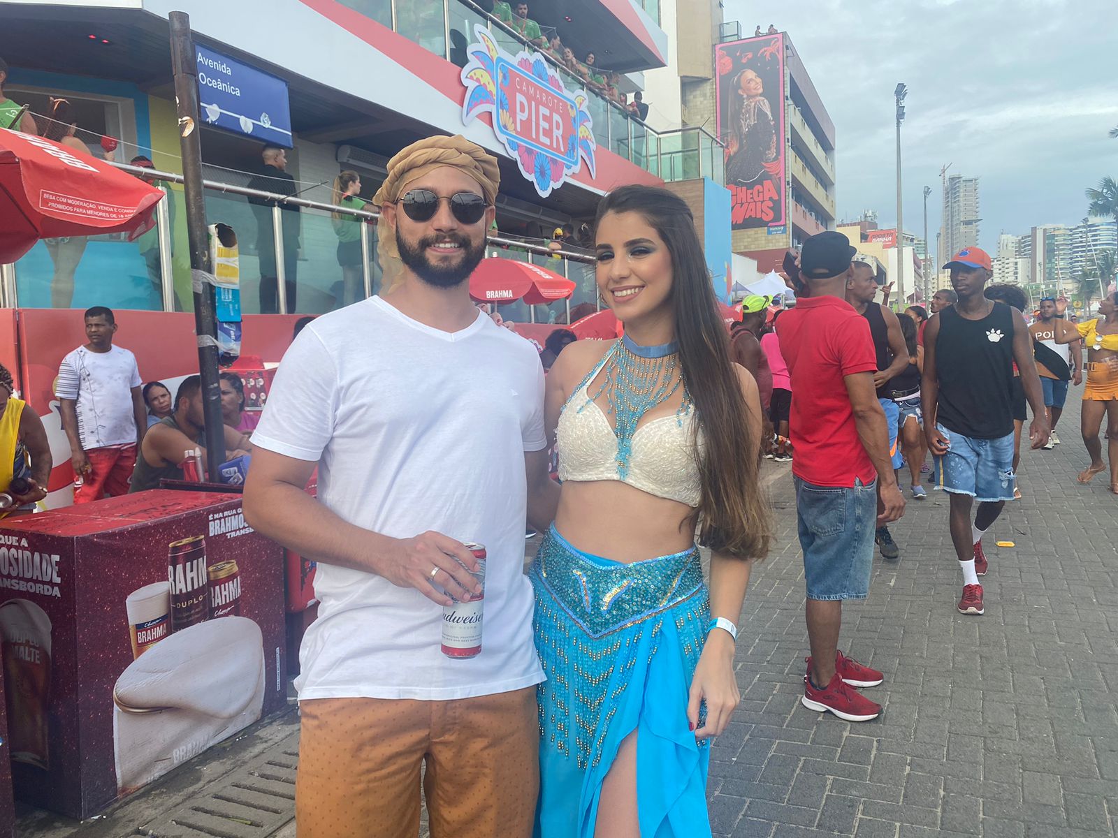 Foliões fantasiados no Carnaval de Salvador