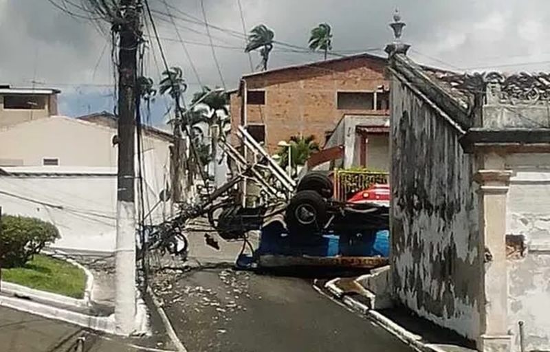 O caminhão-pipa teria perdido o freio, de acordo com uma das vítimas que não teve ferimentos. Foto: Reprodução/Redes Sociais