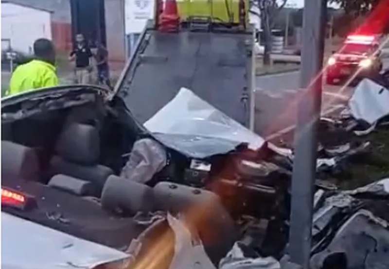 O motorista ficou preso às ferragens, porém foi retirado e encaminhado para o hospital. Foto: Divulgação