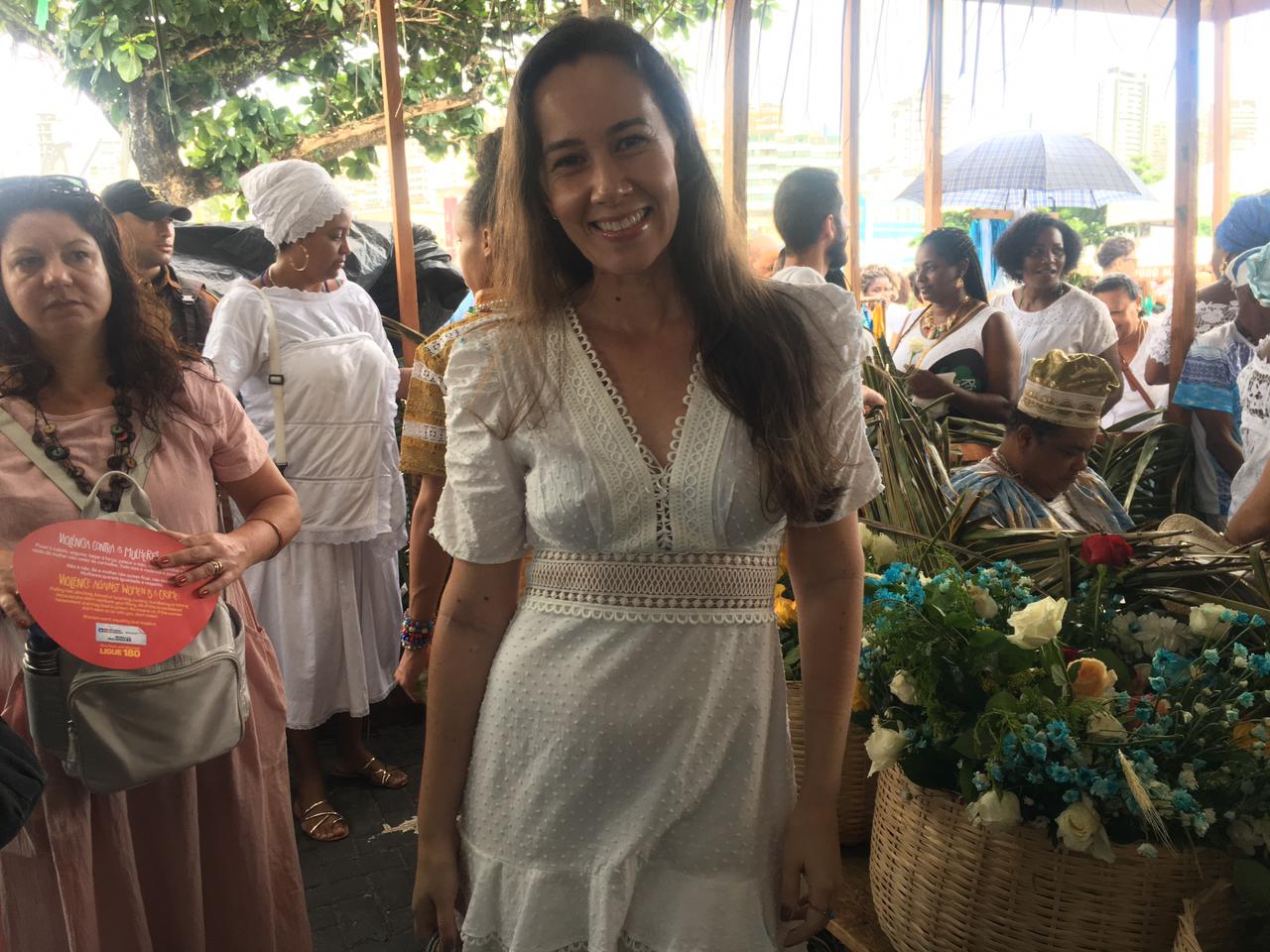 Roberta Alves, de 37 anos, o tempo de vivência no Rio Vermelho, bairro que sedia as celebrações à Iemanjá, faz com que o sentimento seja ainda mais vivo. Foto: Milena Ribeiro/BNews