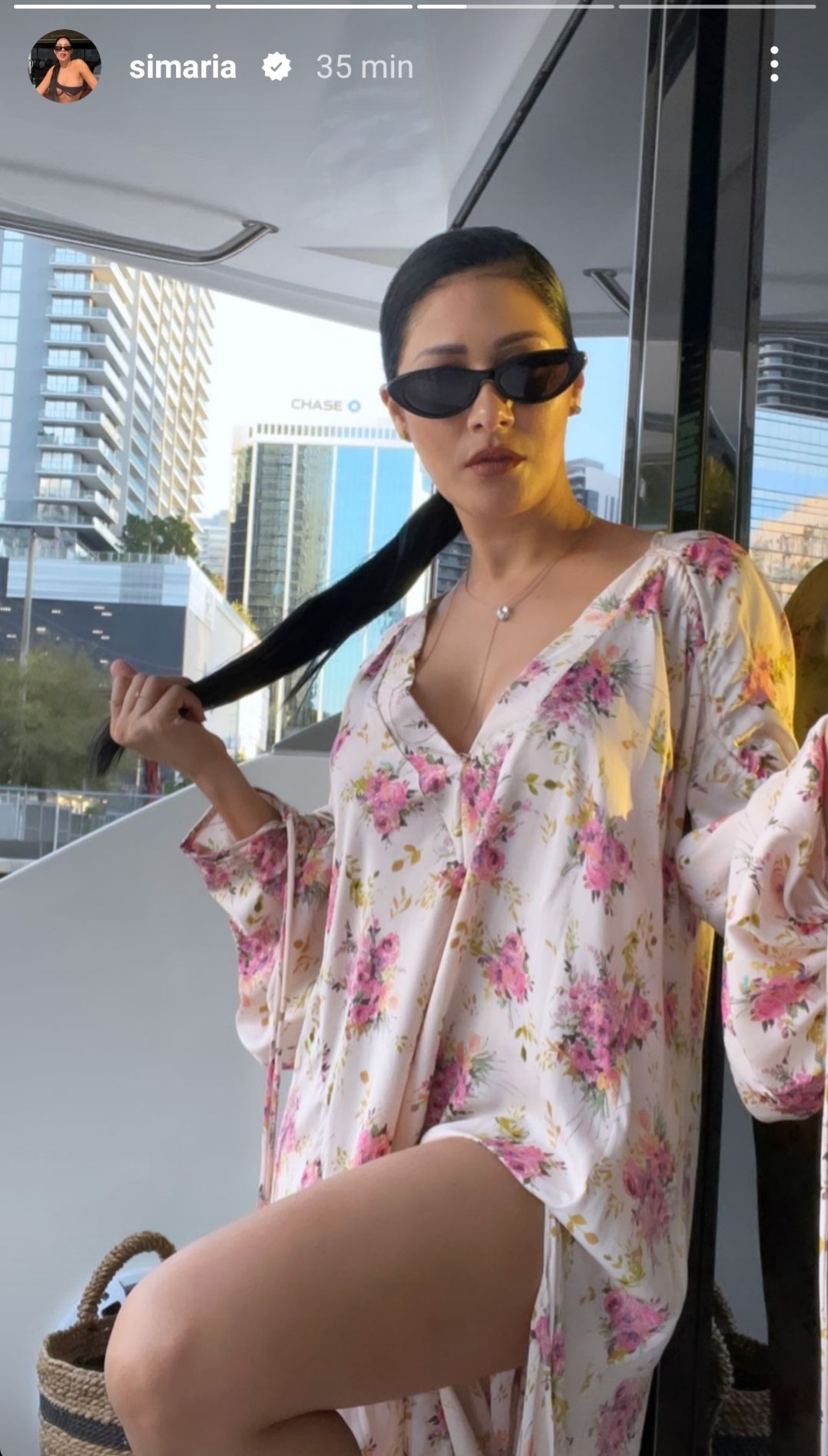 Foto Simaria com vestido decotado