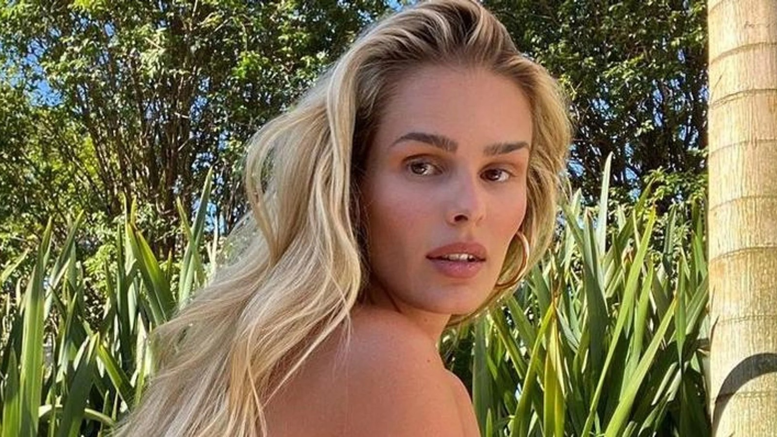 Sem calcinha, Yasmin Brunet mostra tudo com look transparente; veja foto