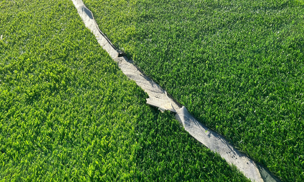 Situação do gramado após a desmontagem do Parque de Diversões, completamente destruído