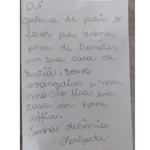 Carta escrita por mulher que pede para a vizinha parar de transitar em sua casa de sutiã