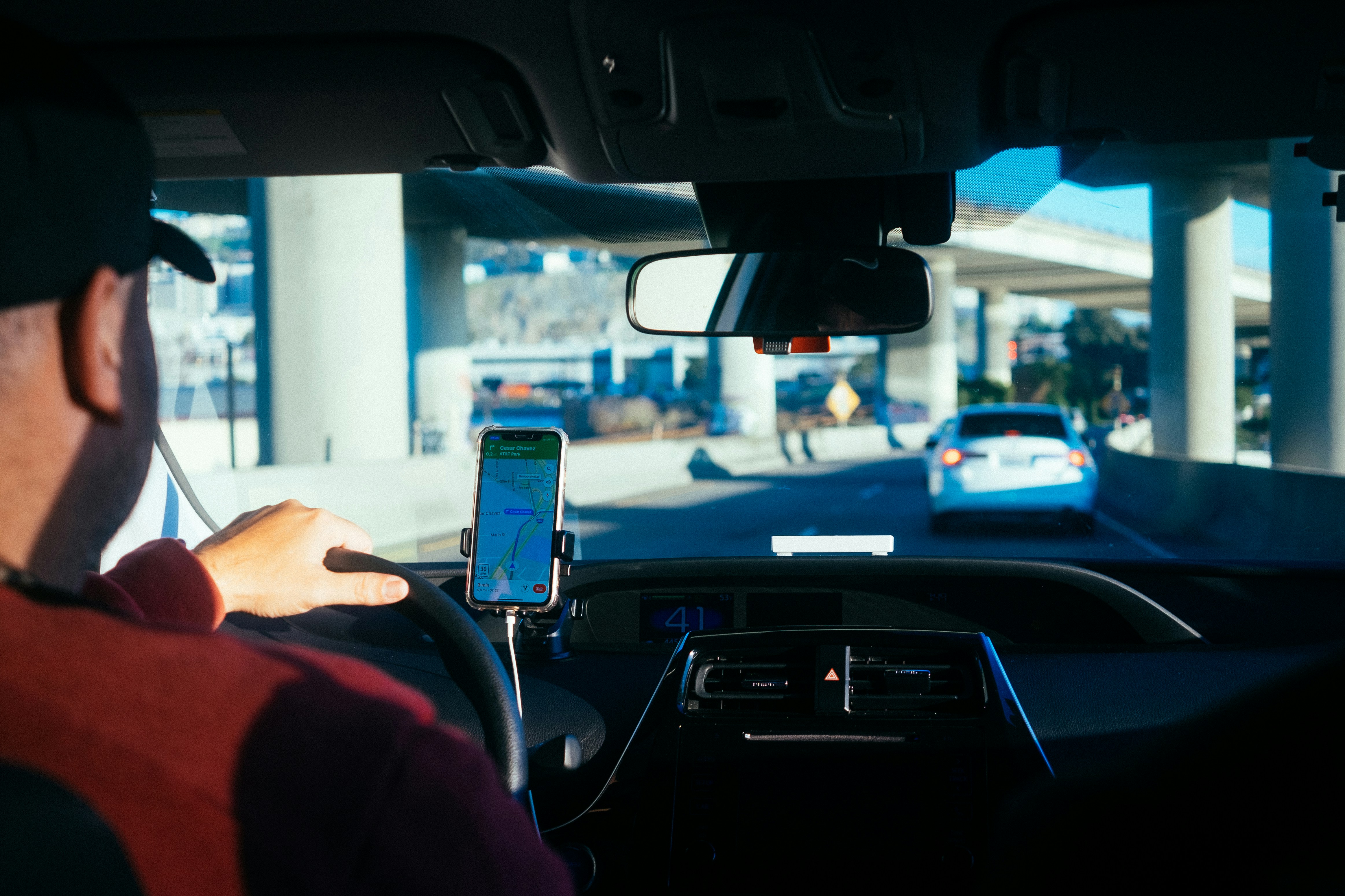 Uber demite 3,3 mil funcionários e investe R$ 56 bilhões em 