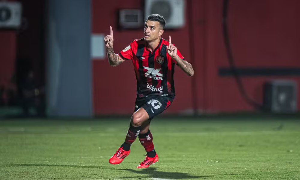 Bruno Xavier comemorando gol pelo Vitória