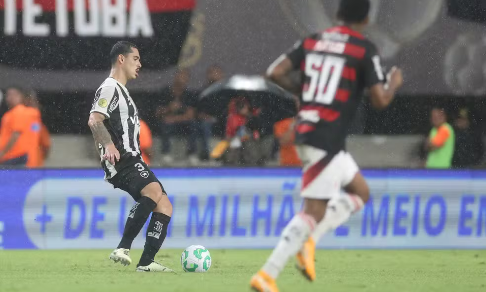 Lucas Halter com a camisa do Botafogo, na Supercopa Rei