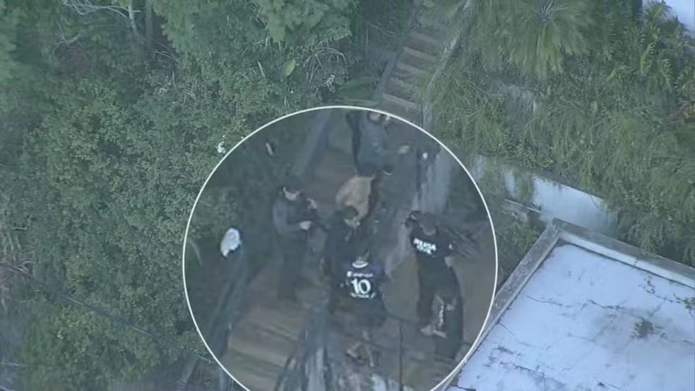 Homem preso na casa do rapper Oruam — Foto: Reprodução/TV Globo