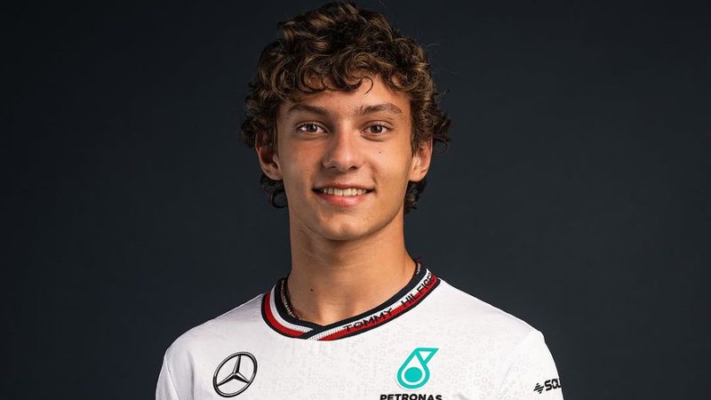 Foto de Andrea Kimi Antonelli com a camisa da Mercedes - Foto: Reprodução / Redes Sociais / Instagram / @kimi.antonelli / @mercedesamgf1