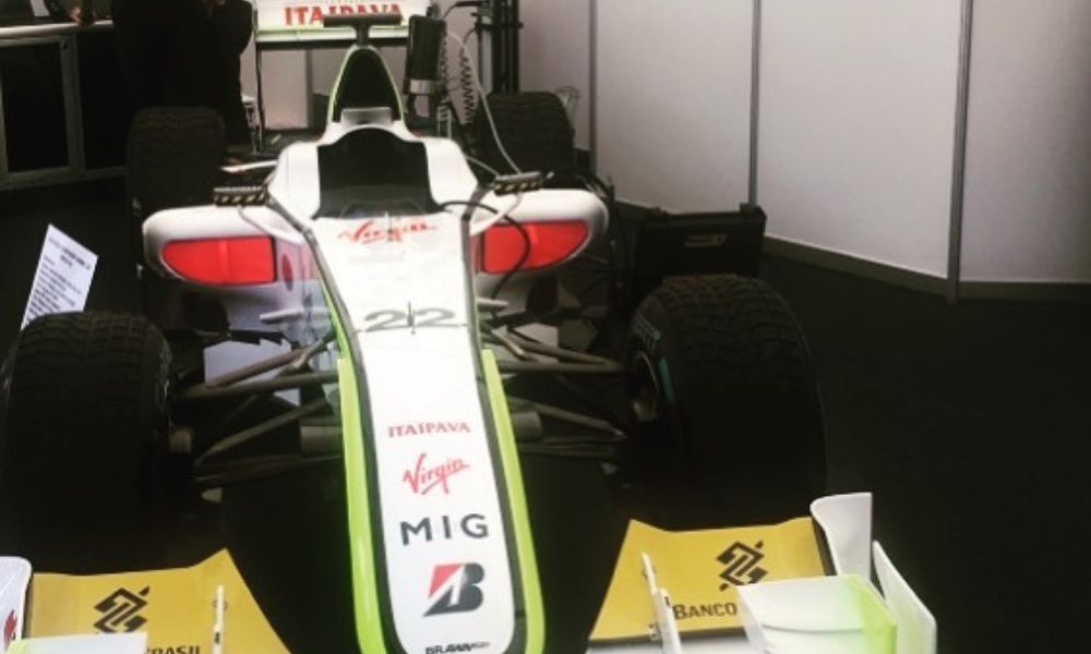 Carro da Brawn GP nos boxes - Foto: Reprodução / Redes Sociais / Instagram / @ignitionperform