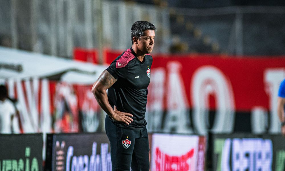 Técnico do Vitória a beira do gramado em jogo no Barradão - Foto: Victor Ferreira / EC Vitória