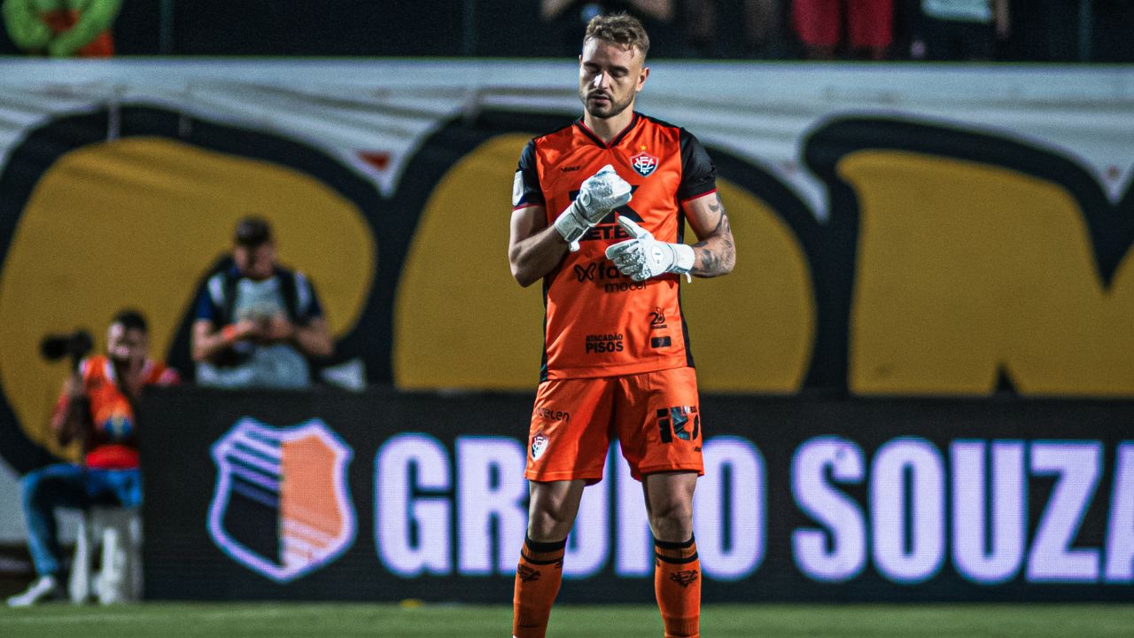 Gabriel com a camisa do Vitória - Foto: Victor Ferreira/EC Vitória