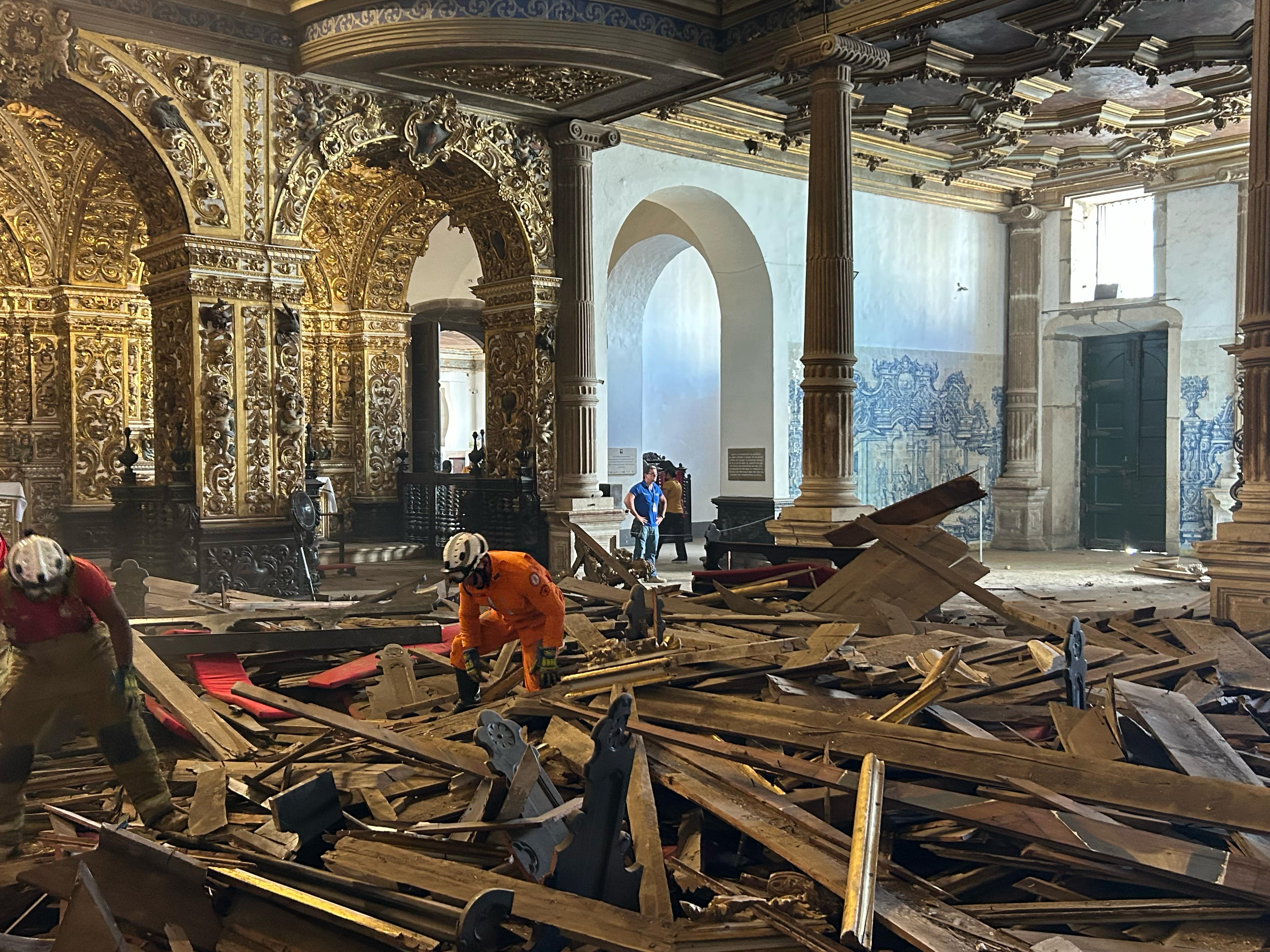 Queda do teto da igreja