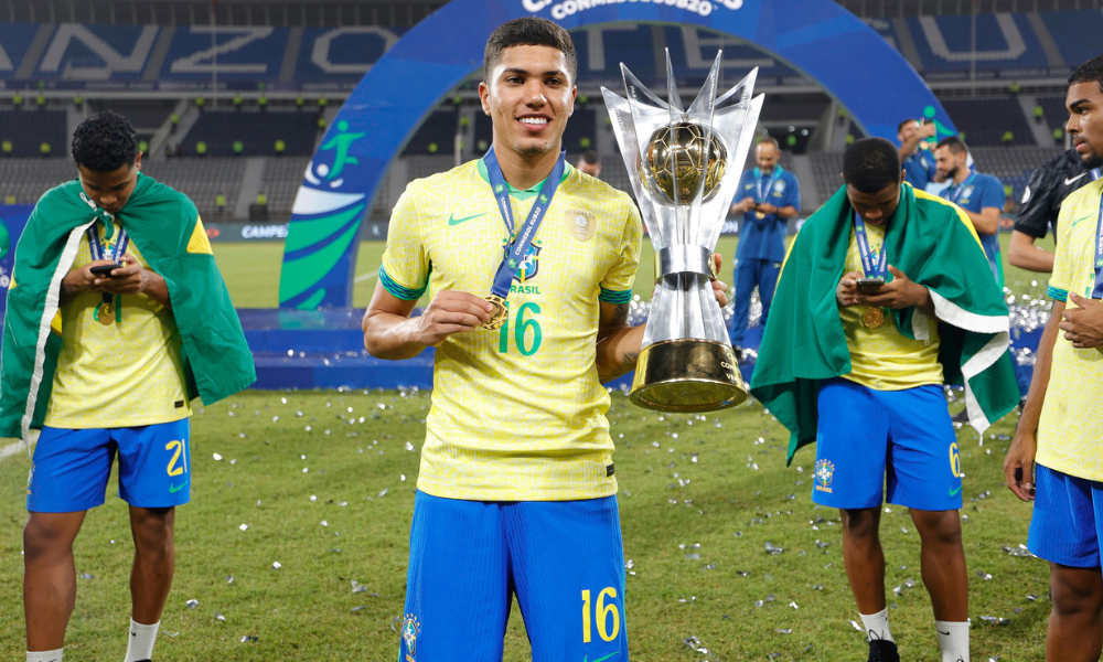 Z&eacute; Guilherme com a ta&ccedil;a conquistada pela Sele&ccedil;&atilde;o Brasileira sub-20