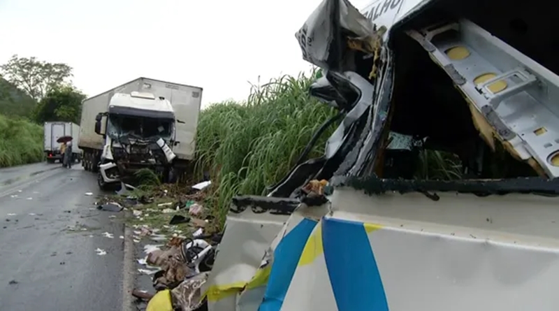 O motorista do caminhão que bateu em uma van indicou que uma carreta que seguia na frente dele o atrapalhou. Foto: Reprodução/TV Anhanguera