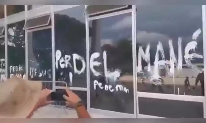 A frase foi colocada n último domingo (8) durante os atos de vandalismo. Foto: Reprodução/Redes Sociais